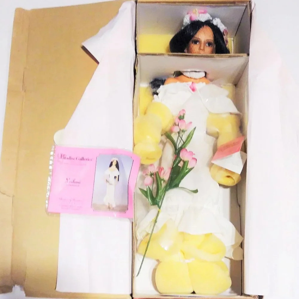 PARADISE GALLERIES PORCELAIN‎ DOLL Leilani Doll